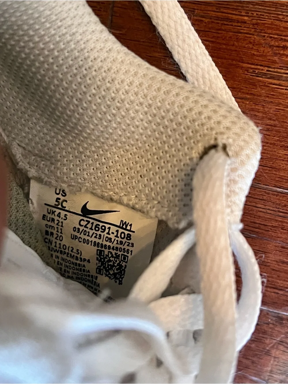 Nike - Children’s White Low-Top Air Force 1 light green detail